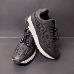 - NEW DKNY ( DONNA KARAN ) - WOMAN'S BLACK  SNEAKERS SHOES SIZE:7.5M